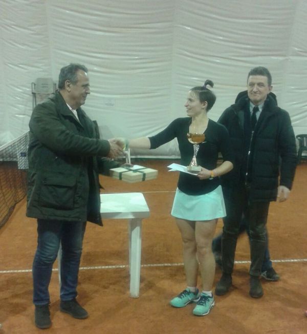 Valeria Muratori premiata dal Presidente Bernaroli Maurizio e da Francesco Meteori per conto del main sponsor MTF Valeria Muratori premiata dal Presidente Bernaroli Maurizio e da Francesco Meteori per conto del main sponsor MTF